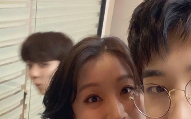 Jiong Jiong: Just passing by, thought I’d snag a selfie too ^^