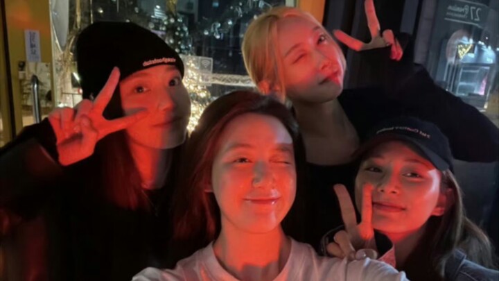 OMG, our lovely Chinese LINE group is having another dinner together—plus a photo with Modo Modo! Se
