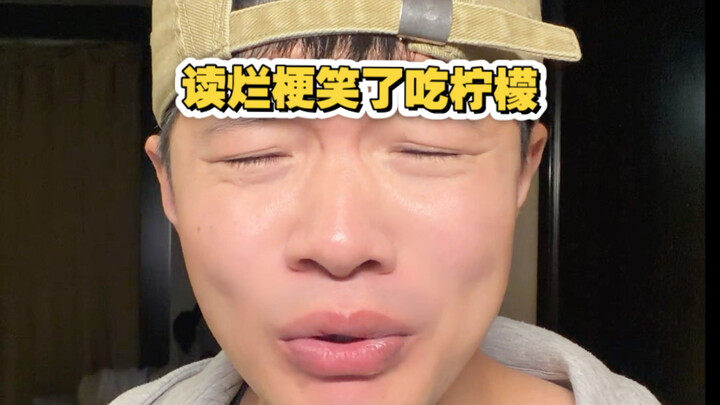 Membaca meme basi sampai tertawa sambil makan lemon