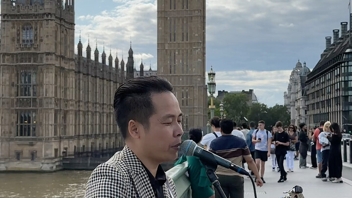 Today in London, by Big Ben, I sang “Years of Glory.” Amid the bustling crowds, a Chinese‑speaking w