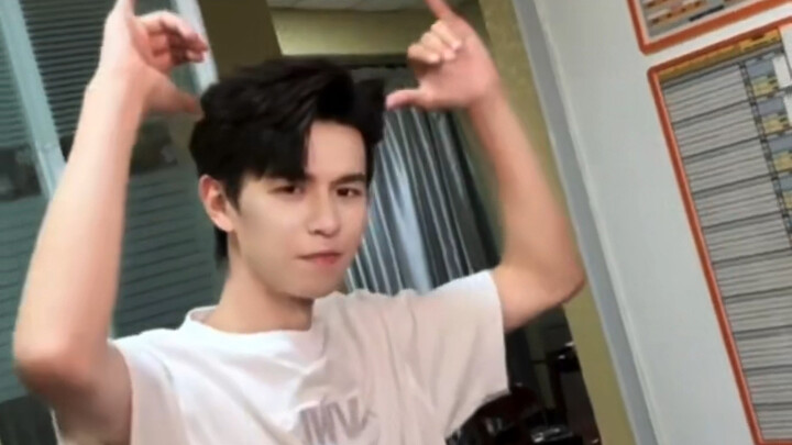 村少又打赌输了吧哈哈哈，亲自跳昊昊的奶牛猫舞啊哈哈哈哈哈