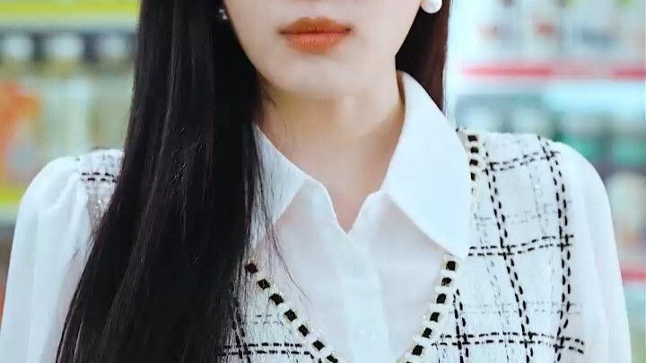 แม่ยายคุกเข่าขอของบริจาคกลับถูกหลอก! คาถาโชคร้ายทำให้เธอพลัดตกลงไปในกองขยะ