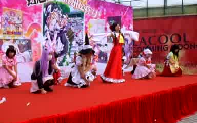 [2009 vintage] A Touhou dance video from a certain comic convention