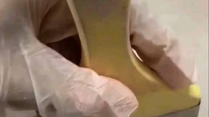 هكذا يُصنع أحمر الخدود في الأصل!