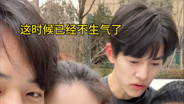 Lật lại một video cũ, phát hiện ra lý do vì sao tôi và anh cả chẳng thể cãi nhau nổi, hahaha