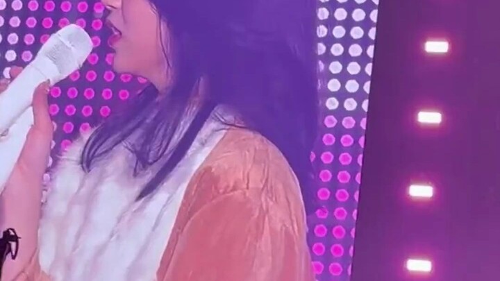 忍了很久 被旁边一句“怎么了”整破防的哭法很让人心碎