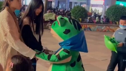 小姐姐在调戏呆萌呆萌的蛙蛙