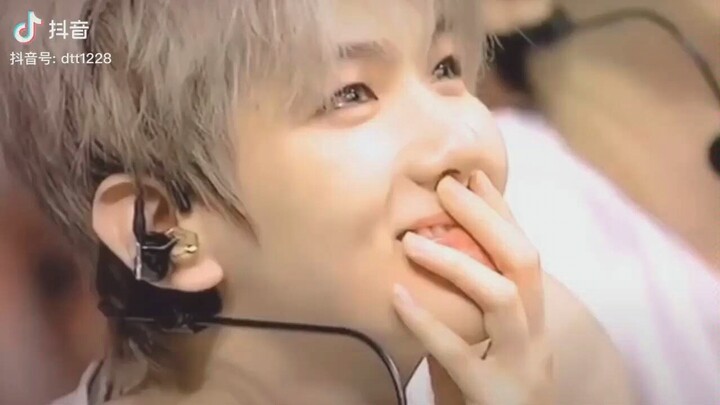 طريقة نظرته إلى معجبيه. أفضل بانغ بيهيون في العالم. هذا العالم فوضوي جدًا، أما أنت فنقي وصافي جدًا، 