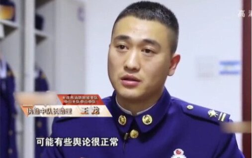 现实版键盘侠，因水压不够，围观群众居然质疑消防员战士的专业水平。