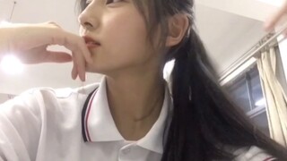 "Cô nữ sinh trong sáng và quyến rũ"
