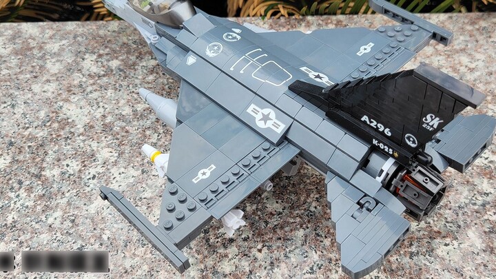 Can modern fighter jets be built with building blocks? Take a look at this North American "mud leg"