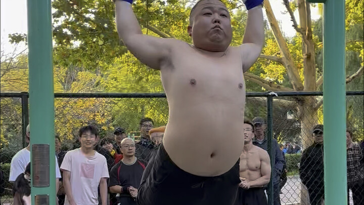 Gendut banget tapi tetap bisa melakukan gerakan backflip di palang tunggal, di seluruh internet ngga