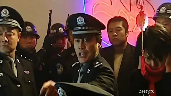 警察去娱乐城抓人却被保护伞阻拦