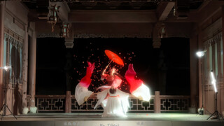 Kelopak kembar di depan halaman, bunga berpasangan di bawah sinar bulan