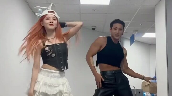 رقص رائع!!! تحدي الرقص على أغنية Elevator+Bubble مع شين من STAYC والببر الأبيض (كانغ دونغ هو)