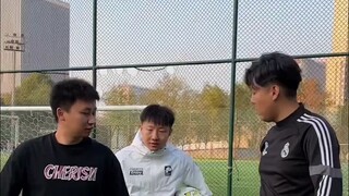 网友让我去踢足球？那不是有脚就行么，看我大杀四方！