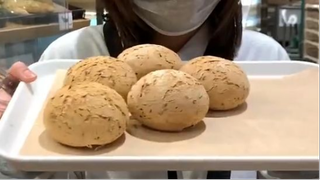 Lạ Lùng Món Bánh Mì Mè Đen Kẹp Kem - Pít Ham Ăn -