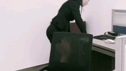 The company's secretary was beaten up by her boss and couldn't stand up straight again