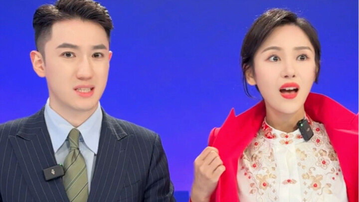 Ketika acara hampir dimulai... pembawa acara wanita tiba-tiba menerobos masuk mengenakan rok ma mian