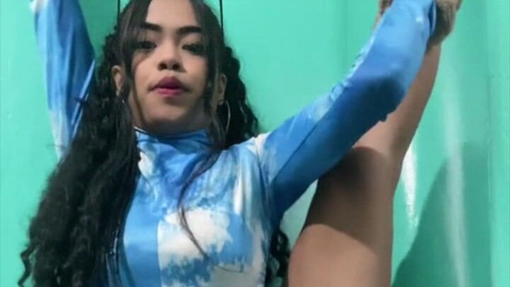 Doing Splits before dance 🙈