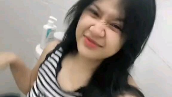 kakaknya kagi di toilet