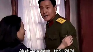 熊孩子看见邻居叔叔比自己的爸爸多一颗星，半夜偷偷把叔叔的星给切掉了