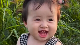 时间过的真快啊 一年前只会坐着傻笑的崽崽今年已经可以帮爷爷卖（吃）瓜啦～