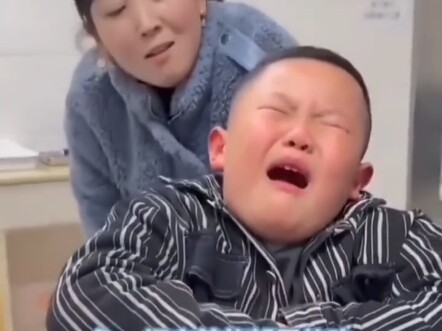 Cậu bé khóc nức nở khi tiêm, đến lúc nghe dặn kiêng ăn thì không kìm được nữa; cư dân mạng: “Nửa bát