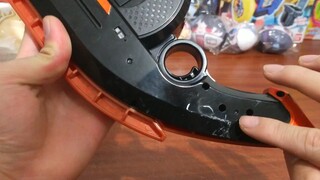 Apakah ada cat pada mainan itu? Goresan kecil? Seekor anjing mengajarkan Anda untuk menjadi orang ba