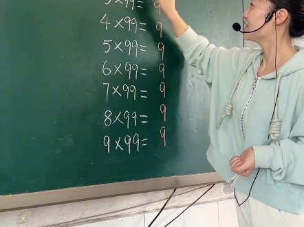 Guess whether the person inside is an English teacher or a Chinese teacher?