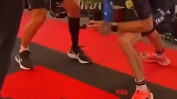 Saat melamar, tiba-tiba kakinya kram. Pemandangan ini bakal teringat seumur hidup… Aksinya bikin sem