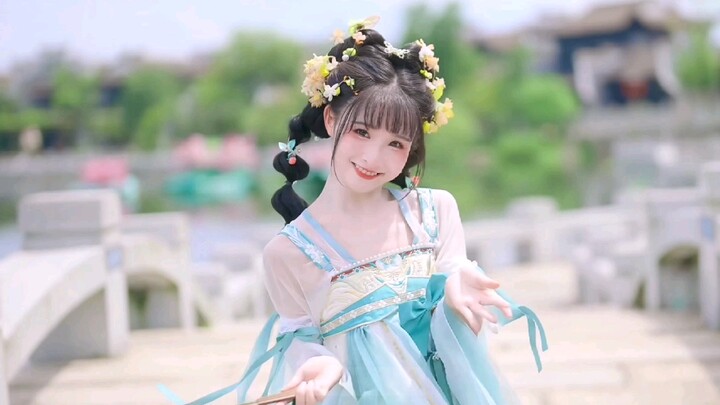 Seorang adik perempuan kecil yang lucu dan cantik, peri kecil yang lincah dan pintar.