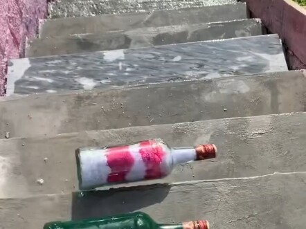 Momen pelepasan tekanan dengan ledakan botol di tangga