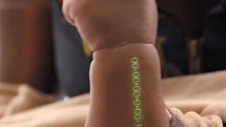 男人手臂上显示他的寿命还剩100年，于是赶紧跑步去上班，突然又意识到在未来有钱人跑步是违法的！ 一口气看完高分电影《时间规划局》！