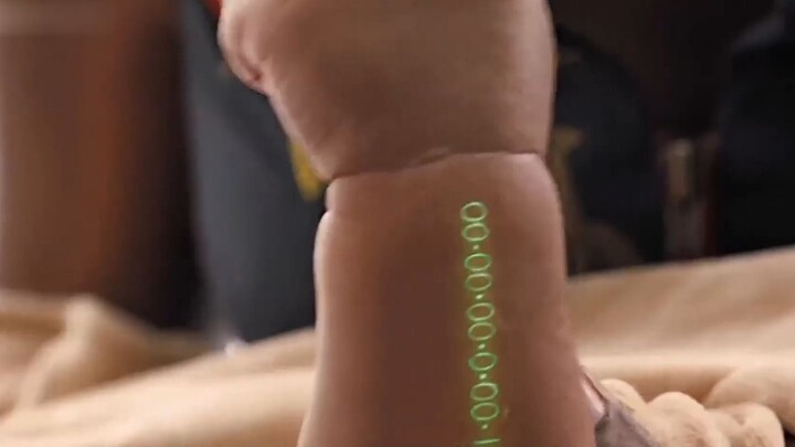 男人手臂上显示他的寿命还剩100年，于是赶紧跑步去上班，突然又意识到在未来有钱人跑步是违法的！ 一口气看完高分电影《时间规划局》！