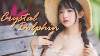 Seorang gadis menyanyikan ulang "Crystal Dolphin" dari Engelwood