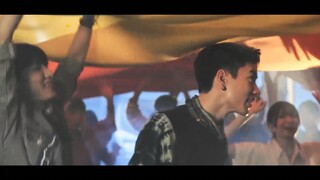 【BUKAN AKU】“Itu adalah tangan yang berpegangan di bawah bendera pelangi, itu adalah atap di bawah ma