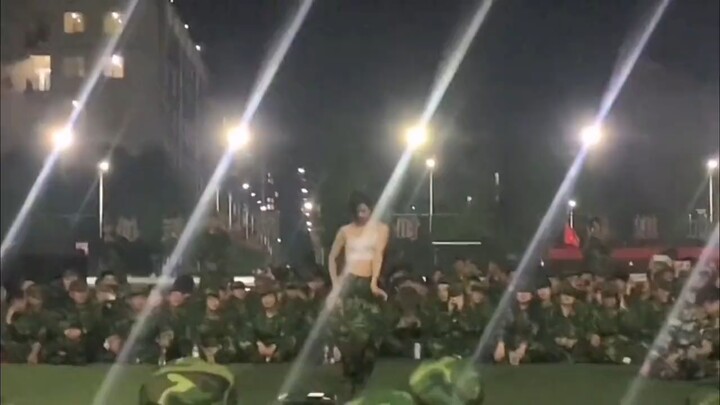 การแสดงศิลปะในช่วงการฝึกทหาร...