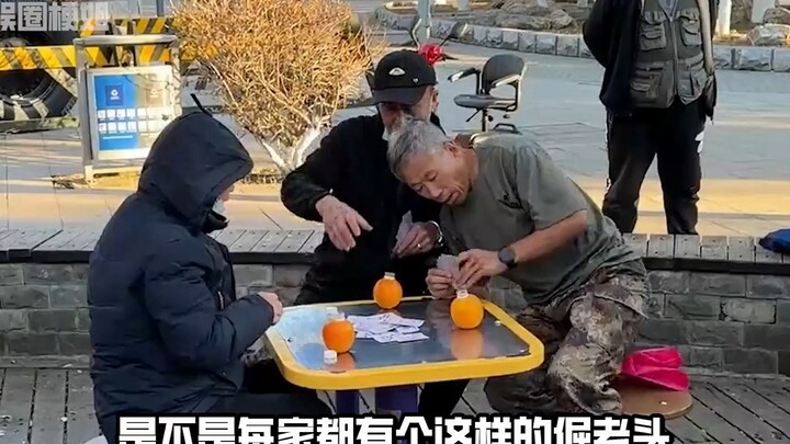 Setiap keluarga pasti punya kakek keras kepala seperti ini: demi makan buah, harus dibujuk sekaligus