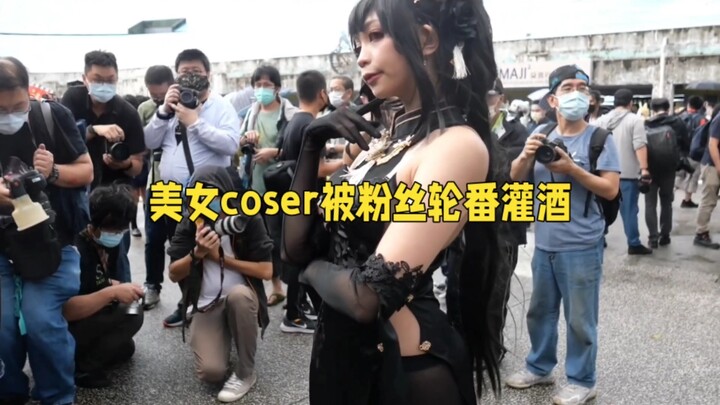 美女coser漫展被轮番灌酒，微醺模样诱人至极，事后回应超可爱！