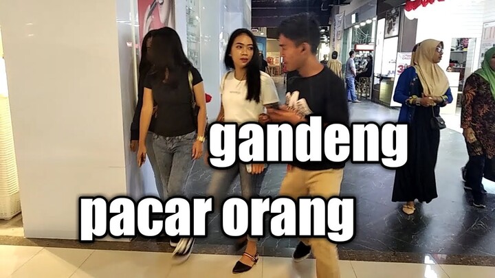 GREGET!!! Gandeng Pacar Orang  Di Mall-Prank Indonesia