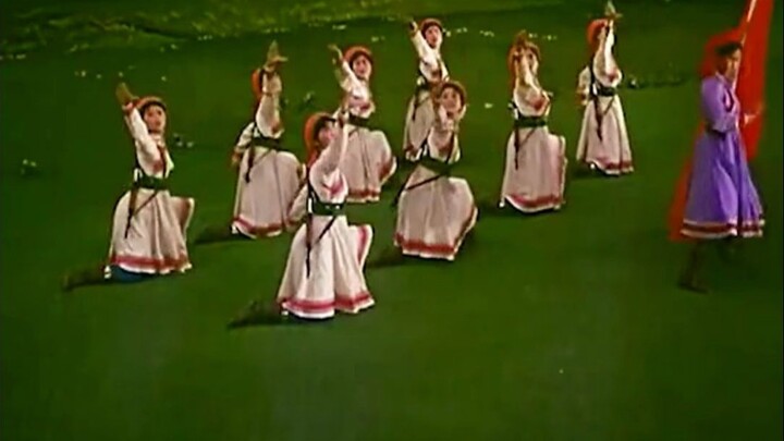 ระบำหญิงพลเรือนบนทุ่งหญ้าที่สร้างสรรค์ขึ้นเพื่อต้อนรับประมุขต่างประเทศเยือนจีน