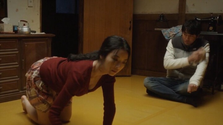 女孩主动趴下身子引诱男人“打扑克”，男人没忍住，结果悲剧了！惊悚片《陷阱》