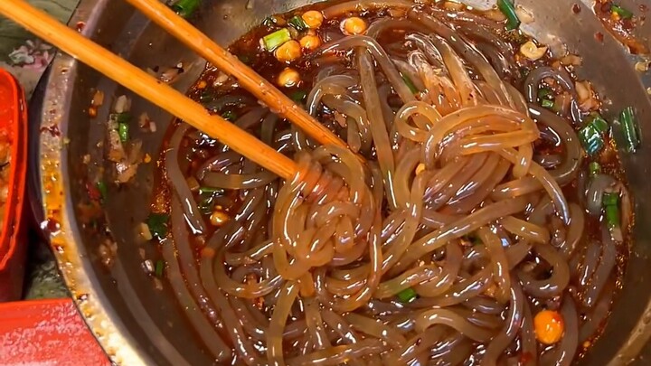 Chongqing late-night street-side broad bean and pea noodles, tossed with fiery chili oil—so fragrant