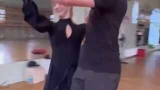 55岁九头身裁判带学生跳舞，网友评论比我这二旬老太还有活力