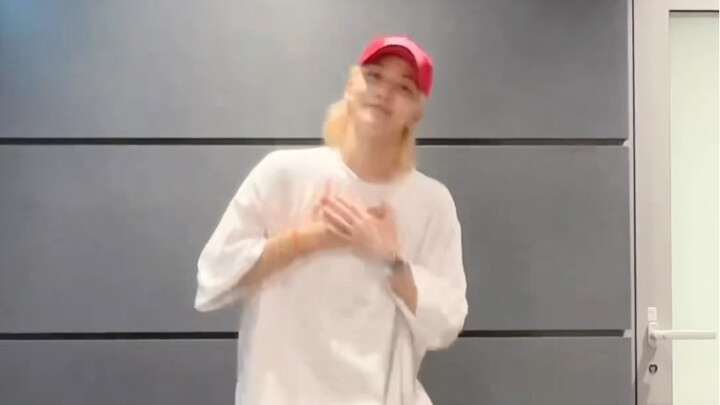 Yoon Jeonghan's tiramisu cake challenge: the bunny is so cute (///▽///)