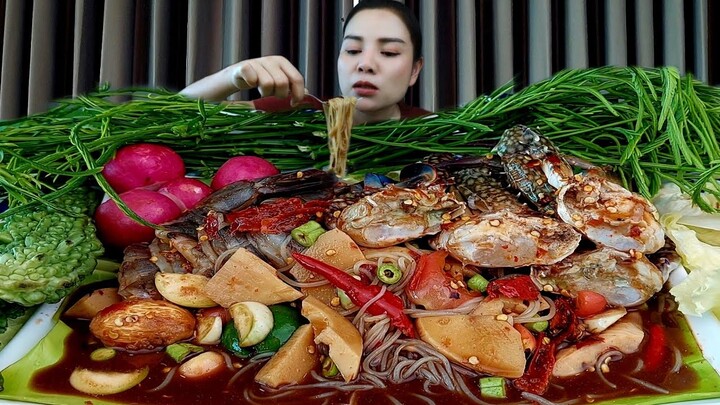 ตำป่าปูม้ากุ้งสดเผ็ดนัวร์น้ำปลาร้าเเกล้มชะอมหอมๆ|ส้มซ่าพาเเซ่บ 30 พฤษภาคม ค.ศ. 2023