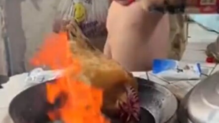 เด็กดื้ออยากกินเนื้อ ลงมือทำไก่ตุ๋นเอง ||| น้ำลายไหลเลยจริงๆ วิธีเทเกลือที่ชำนาญมาก ดูแล้วคงชอบรสจัด