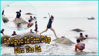 Ngày Thứ Hai Ở Hòn Sơn  Bà Ngọc Trượt Chân Té Khi Đang Tấm Biển