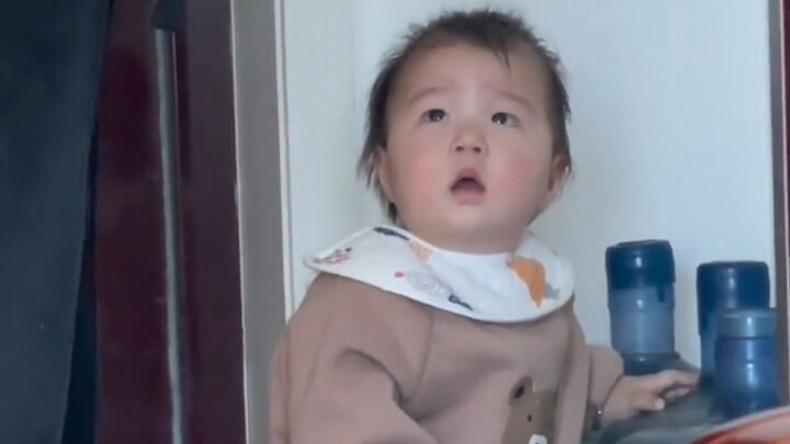 Ketika paman yang tingginya 185 cm datang ke rumah, tangan mungil si bayi tak tahu harus diapakan da